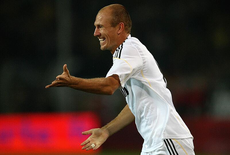 Es folgte zur Spielzeit 2007/2008 der Wechsel zu Real Madrid: Im August unterschrieb Robben einen 5-Jahresvertrag bei den "Königlichen" und konnte mit den Madrilenen gleich in der ersten Saison die Meisterschaft sowie den spanischen Supercup gewinnen.