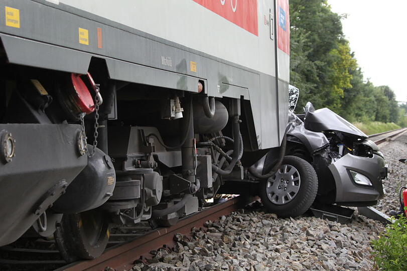 Bei einem schweren Unfall mit einem Regionalzug ist am Mittwochmorgen eine junge Autofahrerin ums Leben gekommen.