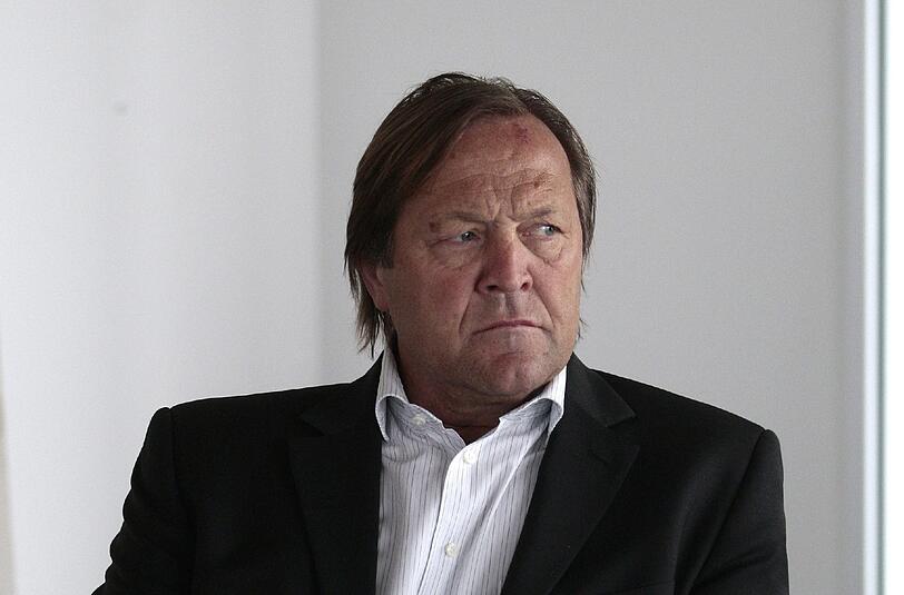 Eishockey&ndash;Legende Erich Kühnhackl legt sein Amt als Vizepräsident des Eishockey-Verbandes nieder &ndash; und wird wohl Berater beim EHC Red Bull München.