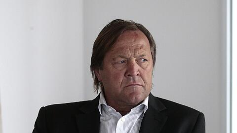Eishockey&ndash;Legende Erich Kühnhackl legt sein Amt als Vizepräsident des Eishockey-Verbandes nieder &ndash; und wird wohl Berater beim EHC Red Bull München.