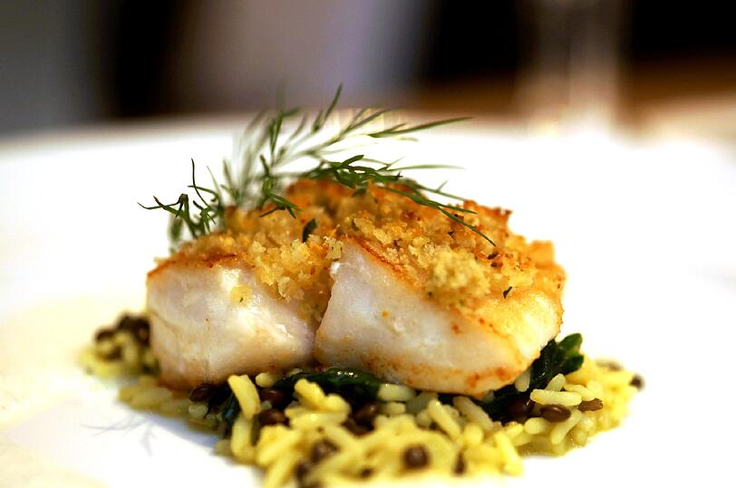 3. Gang: Gratiniertes Rotbarschfilet auf Pilawreis mit Babyspinat, Belugalinsen und Wasabi-Meerrettich-Sauce