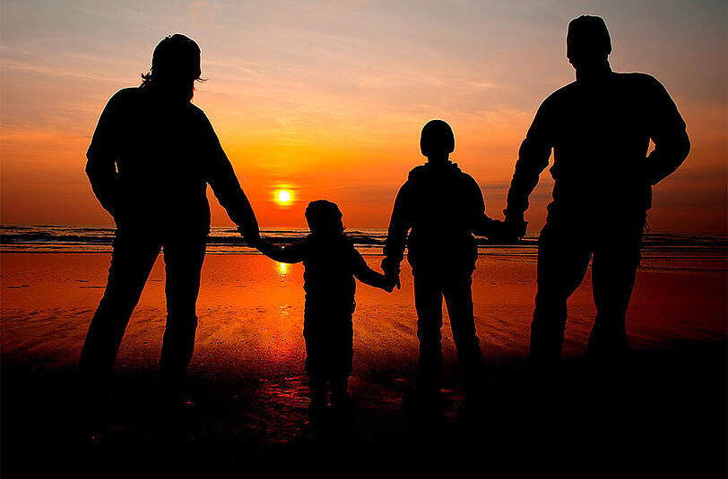Familie im Sonnenuntergang: Die Mehrheit (etwa 83%) der jungen Deutschen wünscht sich Kinder.