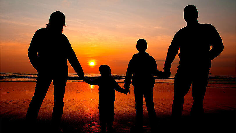Familie im Sonnenuntergang: Die Mehrheit (etwa 83%) der jungen Deutschen wünscht sich Kinder. Familie im Sonnenuntergang: Die Mehrheit (etwa 83%) der jungen Deutschen wünscht sich Kinder.