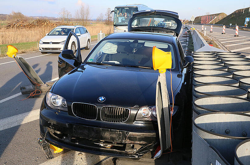 Unfall auf der A 94 bei Heldenstein: Ein Autofahrer fuhr mehrere Warnbarnken um und landete anschließend in einem Fahrbahnteiler. Zuvor wurde er wohl von der Sonne geblendet.