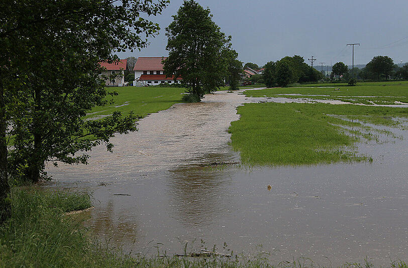 Keller auspumpen und dem Hochwasser Herr werden &ndash; am Sonntagnachmittag war die Feuerwehr in Kirchdorf bei Haag im Einsatz. Die Bilder.