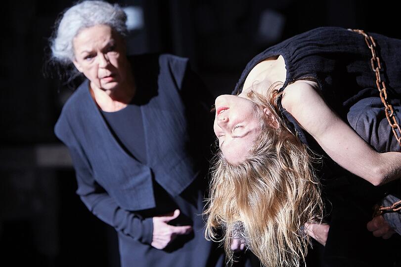 Elisabeth Trissenaar (Frau aus Theben) und Valery Tscheplanowa (Antigone) in Sophokles&rsquo; "Antigone".