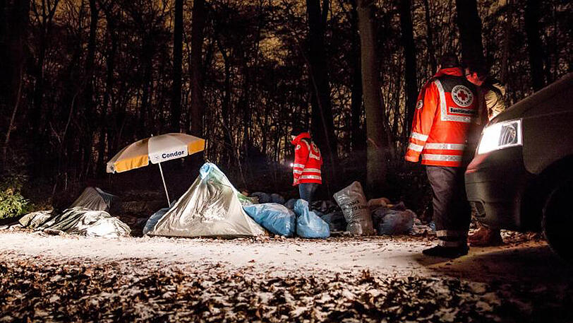 Unterwegs mit dem Kältebus: Mitarbeiter des Roten Kreuzes schauen nach einem Obdachlosen, der in einem Wald in Stuttgart lebt.