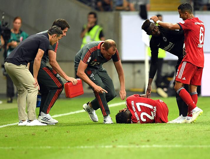David Alaba krümmt sich nach dem Foul von da Costa (2.v.r) am Boden.