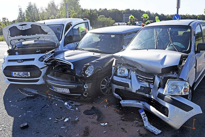 Die drei Autos standen nach dem Zusammenprall allesamt nebeneinander.
