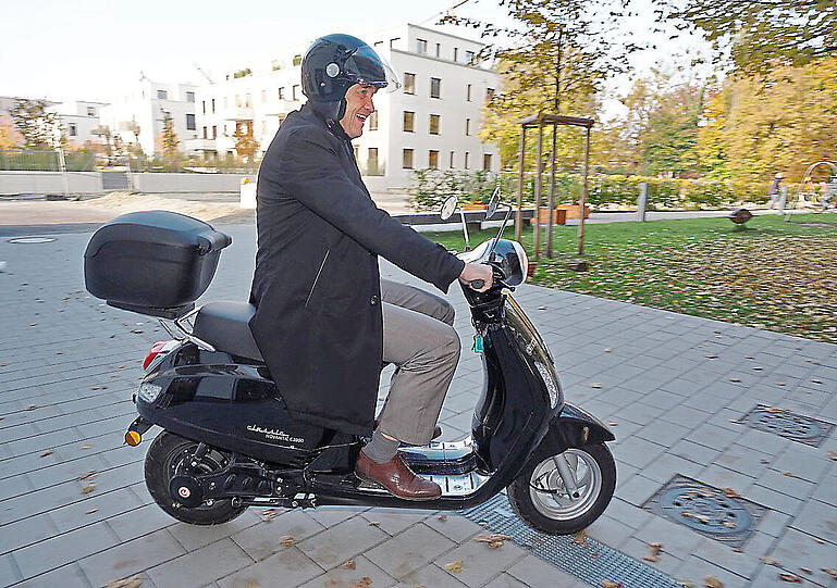 Testet den Domagkpark: KVR-Chef Thomas Böhle auf einem E-Roller.