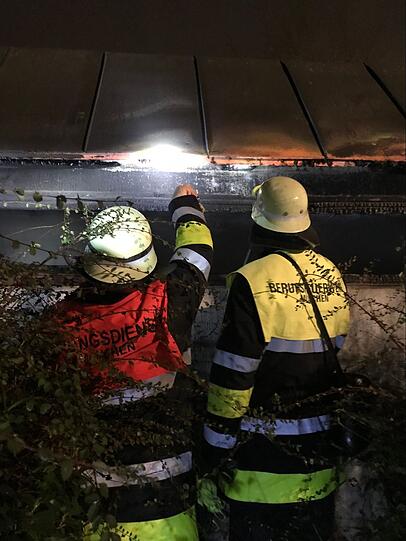 Die Flammen schlugen aus dem Müllhaus und griffen auf das Dach über.