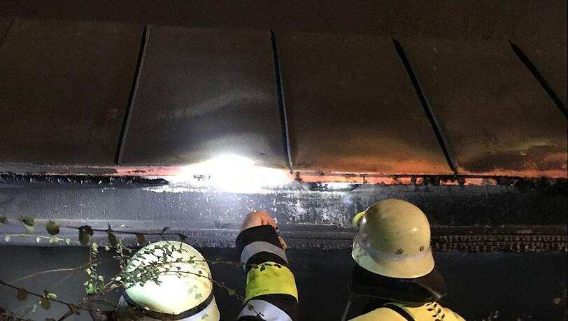 Die Flammen schlugen aus dem Müllhaus und griffen auf das Dach über. Die Flammen schlugen aus dem Müllhaus und griffen auf das Dach über.