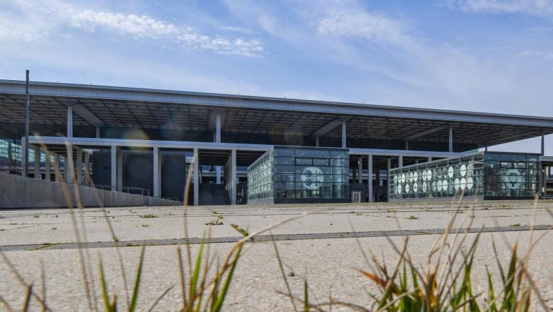 Der Hauptstadtflughafen BER sollte eigentlich im Herbst 2011 in Betrieb gehen. Der Hauptstadtflughafen BER sollte eigentlich im Herbst 2011 in Betrieb gehen.