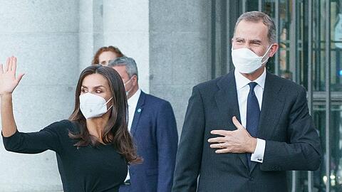 König Felipe von Spanien und seine Ehefrau Letizia beim ersten gemeinsamen Auftritt nach der Corona-Infektion des Monarchen.