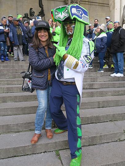 Der größte Fan überhaupt: AZ-Reporterin Annette Baronikians trifft den berühmten „Captain Seahawk“ auf den Stufen der Feldherrnhalle.
