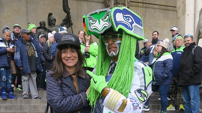 Der größte Fan überhaupt: AZ-Reporterin Annette Baronikians trifft den berühmten „Captain Seahawk“ auf den Stufen der Feldherrnhalle.