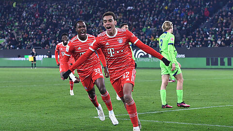 Mal wieder Magic-Musiala: Mit seinem überragenden Slalom-Tor wird der 19-Jährige zum Matchwinner – neben Bayern-Oldie Thomas Müller, der auch gegen Lieblingsgegner Wolfsburg trifft.