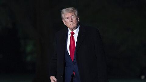 US-Präsident Donald Trump geht auf dem Südrasen des Weißen Hauses.