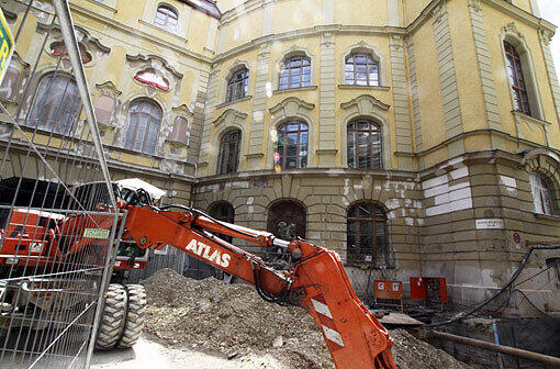 Das Deutsche Theater in München - derzeit immer noch eine Baustelle.