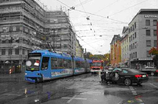 Nach der Kollision: Die Trambahn und der BMW des Unfalllenkers auf der Kreuzung.