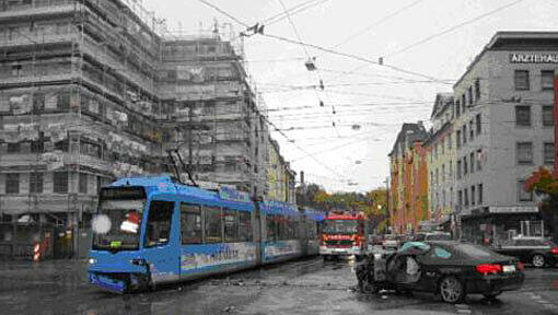 Nach der Kollision: Die Trambahn und der BMW des Unfalllenkers auf der Kreuzung. Nach der Kollision: Die Trambahn und der BMW des Unfalllenkers auf der Kreuzung.