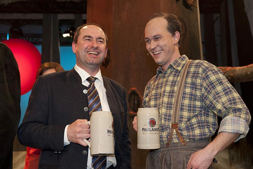 Hubert Aiwanger, der Bundesvorsitzende der Freien Wähler (l.) und der Kabarettist Stefan Murr.