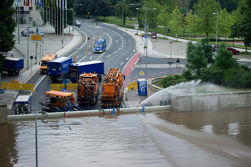 Hochwasser in Dresden: Die Elbe tritt über die Ufer.