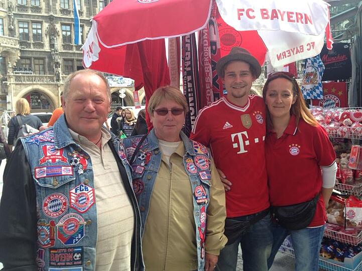 Die ersten Bayern-Fans sind schon am Vormittag voller Vorfreude am Marienplatz!