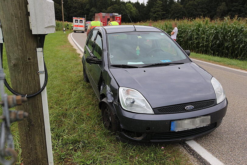 Beim Versuch dem entgegenkommenden Auto auszuweichen, touchierte der Motorradfahrer das Auto, stürzte in ein Maisfeld und verletzte sich schwer.