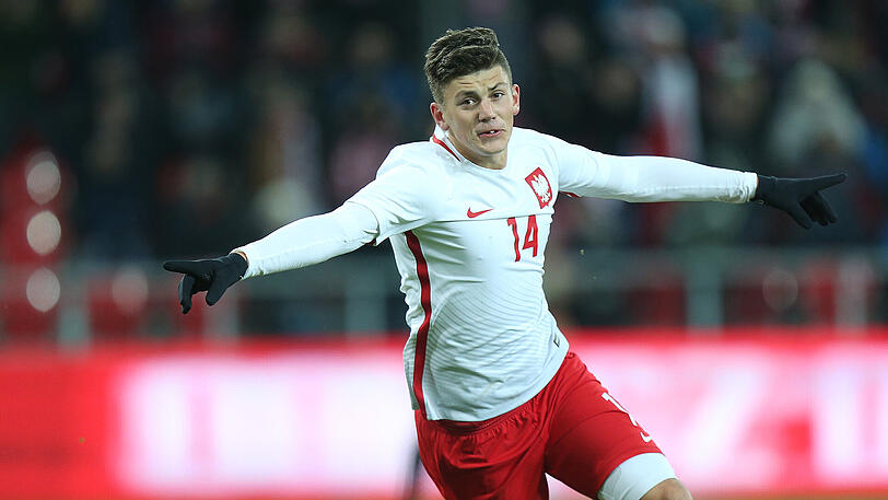 5. DAWID KOWNACKI (20/Polen/Lech Posen): In Polen wird der 20 Jahre alte Kownacki bereits mit Robert Lewandowski verglichen, der ebenfalls bei Lech Posen groß wurde. "Ich habe viele talentierte Spieler gesehen und kann ehrlich sagen, dass Kownacki einmalig ist. Hier entwickelt sich ein neuer Lewandowski", sagt der ehemalige Bundesliga-Spieler Piotr Reiss über den Torjäger. Schon seit 2005 spielt Kownacki für Lech, erzielte mit 16 sein erstes Profitor. Bei der Heim-EM kann er sich für größere Aufgaben empfehlen.