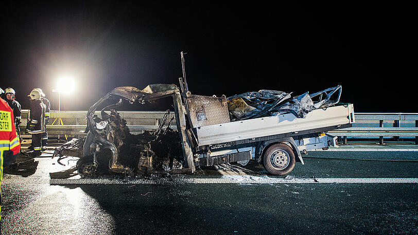 Im Kleinlaster verbrennen zwei Menschen nach dem Auffahrufall auf der A6. Die Bilder der Nacht.