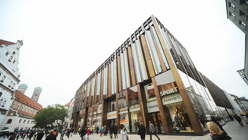 Blickfang in der Fußgängerzone: Das neue Sport Scheck-Gebäude in der Neuhauser Straße.