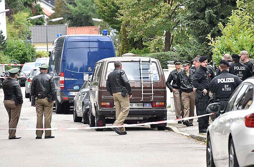 Polizisten vor dem Haus, in dem ein Mann mit Explosvistoffen gedroht hatte.