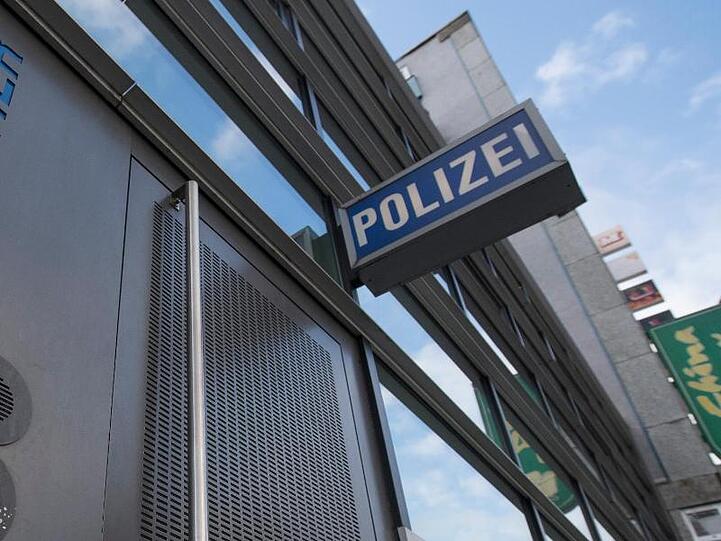 Bereits Anfang August 2018 hatte die Juristin Anzeige bei der Polizei in Frankfurt erstattet. Symbolbild: Boris Roessler/Archiv