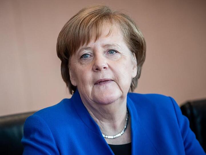 Angela Merkel erweist ihrer verstorbenen Mutter die letzte Ehre.