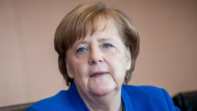 Angela Merkel erweist ihrer verstorbenen Mutter die letzte Ehre. Angela Merkel erweist ihrer verstorbenen Mutter die letzte Ehre.