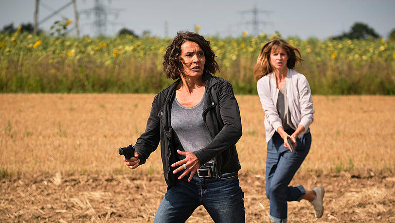 Lena Odenthal (Ulrike Folkerts, l.) und Johanna Stern (Lisa Bitter) verfolgen einen Tatverdächtigen.