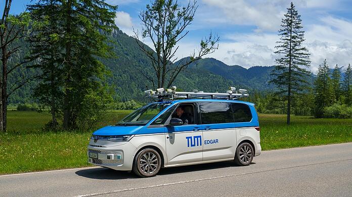 Schaut aus wie ein stinknormaler VW-Bus, fährt aber von alleine: Das ist Edgar, der autonome Bus, den die TU München entwickelt hat. Zur Wiesn ist er wieder im Einsatz.