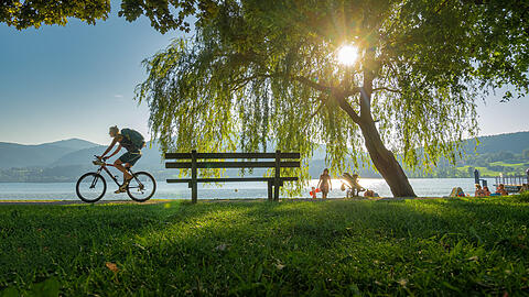 Der Rundweg um den Tegernsee ist etwa 20 Kilometer lang. Im Buch "München und Umgebung mit dem Gravelbike" empfehlen die Autorinnen eine Strecke von Holzkirchen bis zum Tegernsee und weiter zum Schliersee über das Drachenthal entlangder Leitzach nach Parsberg zurück nach Holzkirchen