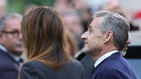 Hinter Gittern erhielt Sarkozy regelmäßig Besuch von seiner Frau Carla Bruni (Archivbild).
