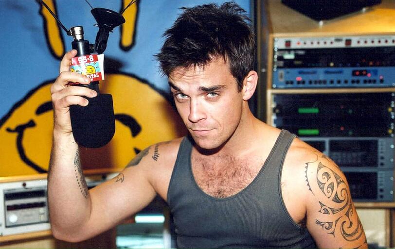 1996: Der Superstar fällt tief. Die Klatschspalten der Zeitungen füllen sich mit Skandal-Berichten über Partyexzesse, Drogen- und Alkoholsucht. Erste Anläufe als Solo-Künstler misslingen.
