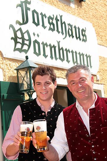 Pacht läuft aus: Wörnbrunn-Wirt Franz Schmid mit Junior.