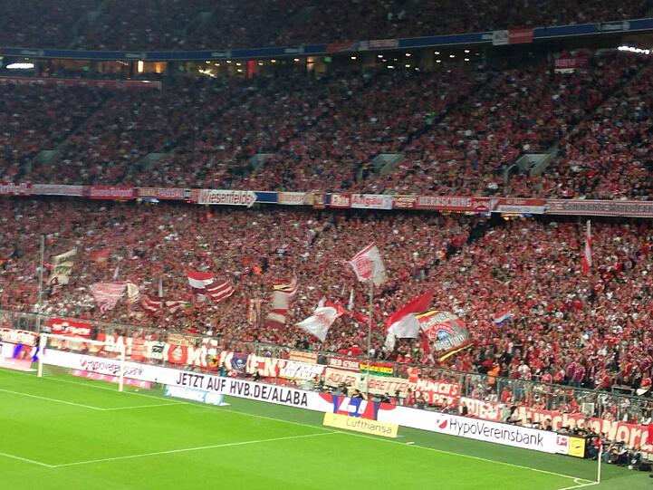 Die Bayern-Fans feiern die neue, mit Stehplätzen erweiterte Südkurve.