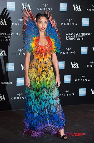 Robert Pattinsons Freundin FKA Twigs als Paradiesvogel