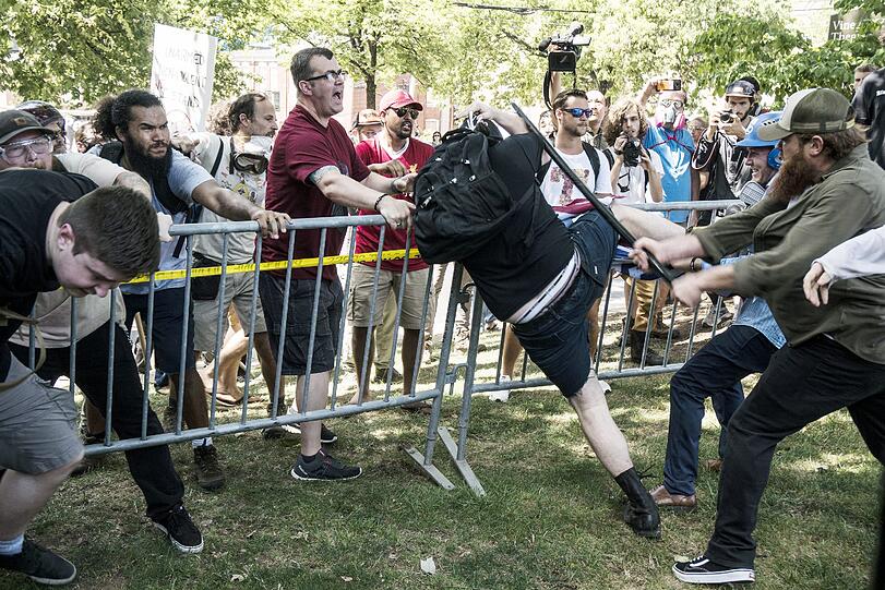 Gewalteskalation zwischen Rechten und Gegendemonstranten in den USA. Die Bilder.