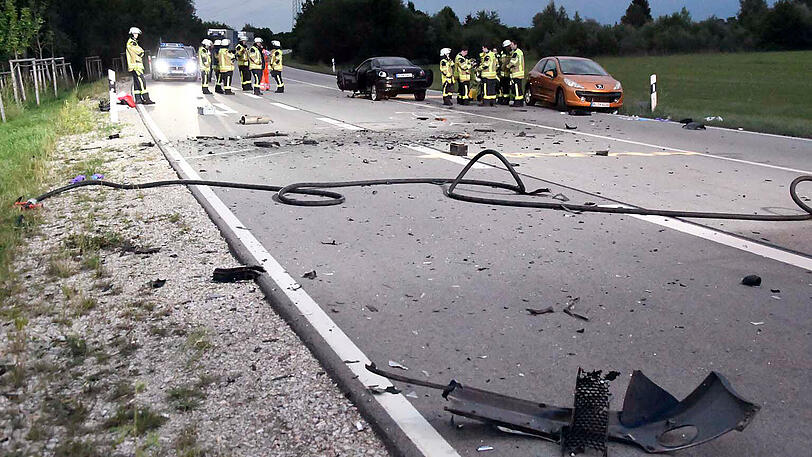 Bei dem Frontalcrash wurden beide Autos völlig zerstört und die Fahrer teils schwer verletzt.