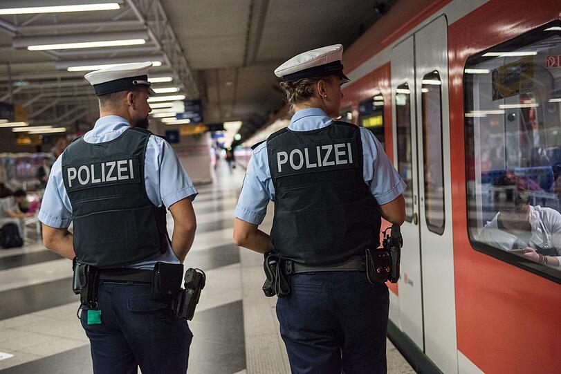 Am S-Bahnsteig des Flughafenterminals kontrollierten Bundespolizisten den gesuchten Rentner.