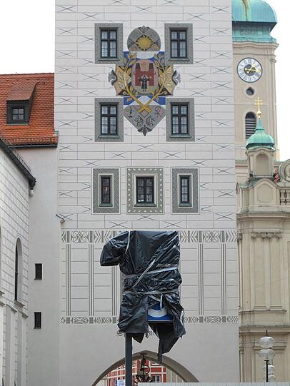AZ-Leser Djordje Matkovic hat die "Verhüllungskunst" am Montag vor dem Rathaus fotografiert.