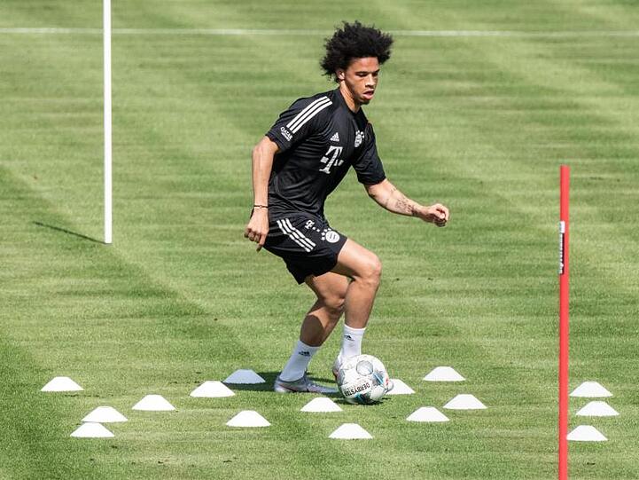 Leroy Sané spielt während einer Trainingseinheit auf dem FC Bayern Trainingsgelände. Foto: Matthias Balk/dpa/Archivbild
