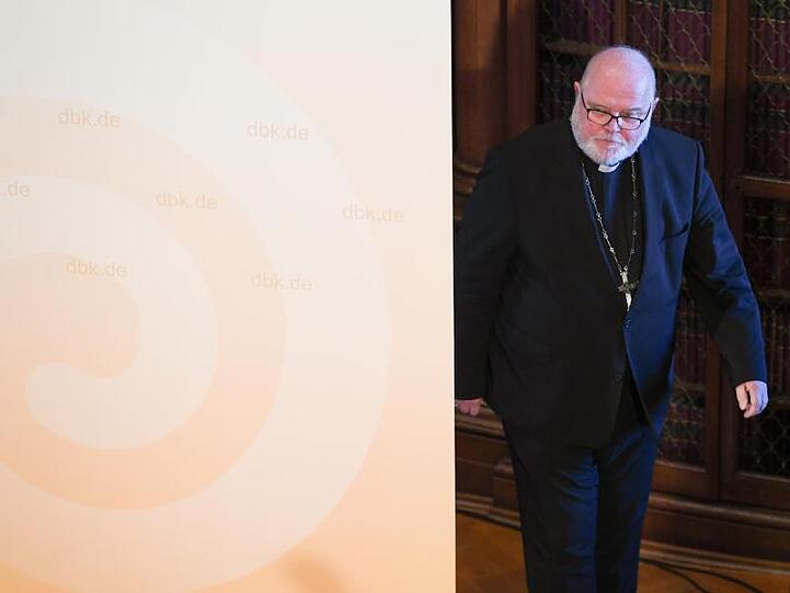 Kardinal Reinhard Marx kommt zu einer Versammlung. Foto: Arne Dedert/Archiv
